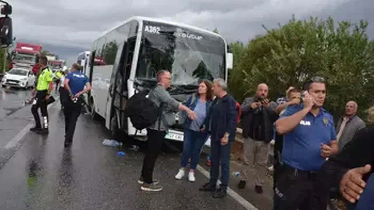 Antalya'da Zincirleme Trafik Kazası: İki Turist Yaralı