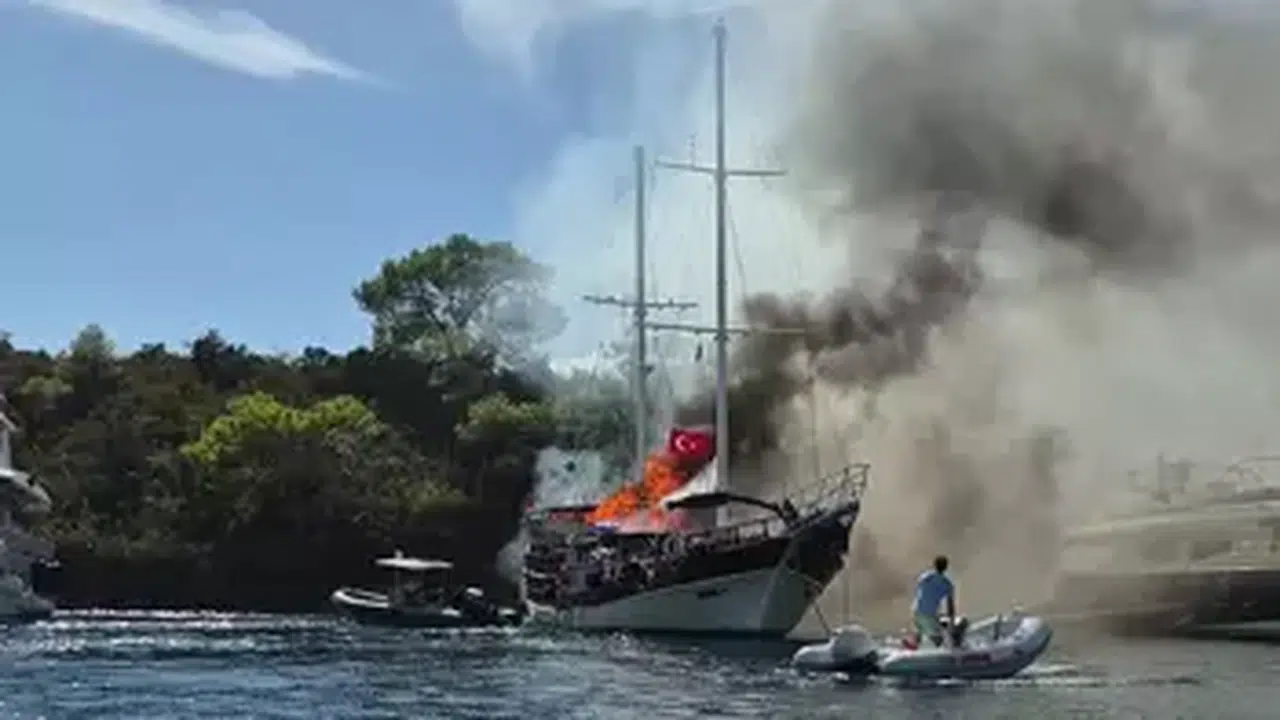 Fethiye'de gulet teknesinde yangın paniği: Ekipler seferber oldu!