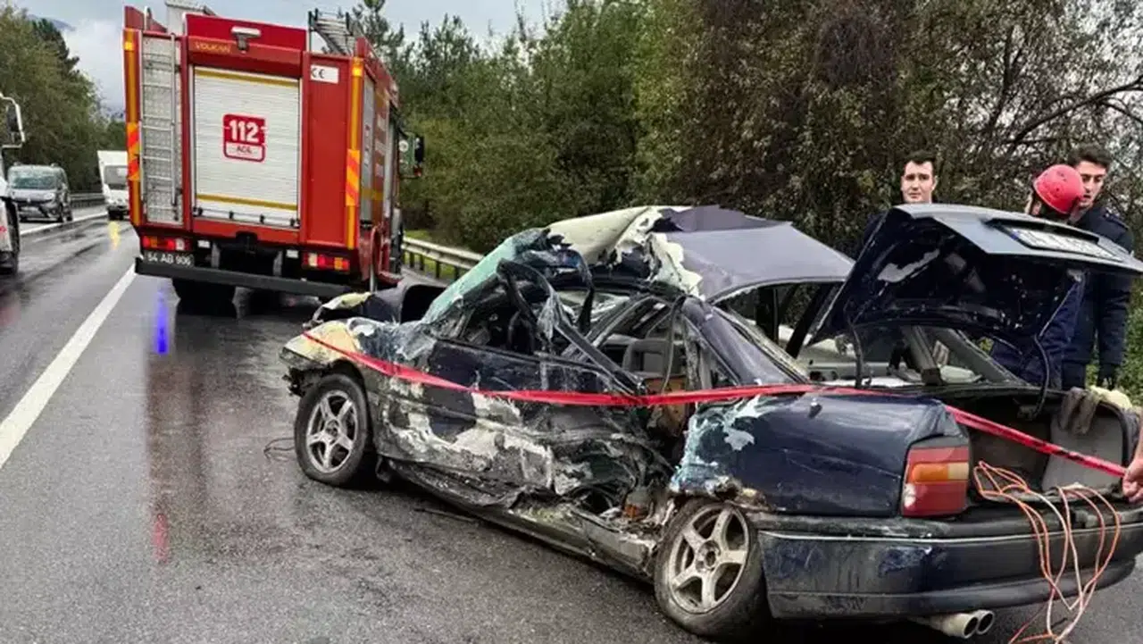 Hendek'te Otobüsün Çarptığı Araçta Bir Kişi Hayatını Kaybetti