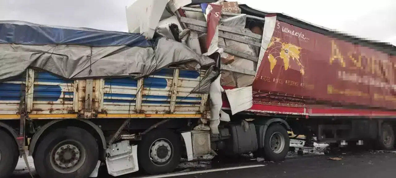 Konya Ereğli'de TIR ve minibüs çarpıştı: 1 ölü, 3 yaralı!