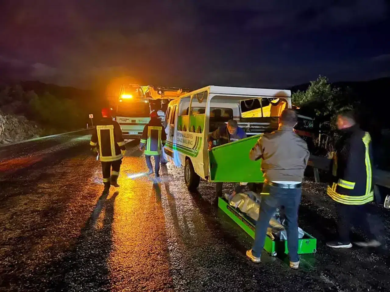Konya'da Kamyon Devrildi, 2 Kişi Hayatını Kaybetti 1 Kişi Yaralandı