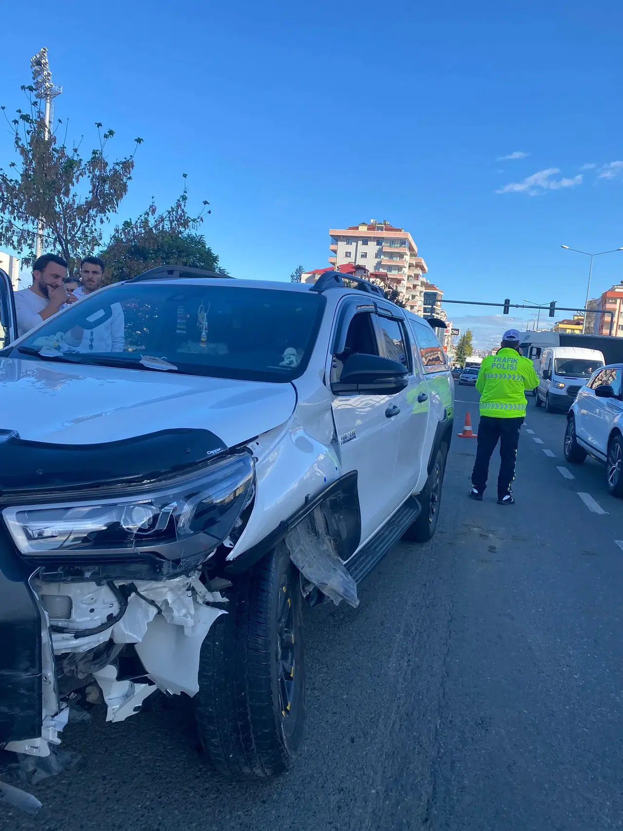 Akçaabat'ta TIR ve Otomobil Çarpıştı, Trafik Saatlerce Kilitlendi!