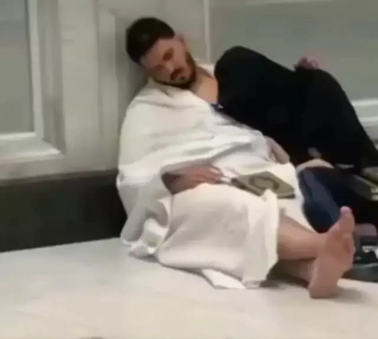 Tolgahan Sayışman Umre'de Uyku Görüntüleriyle Gündemde