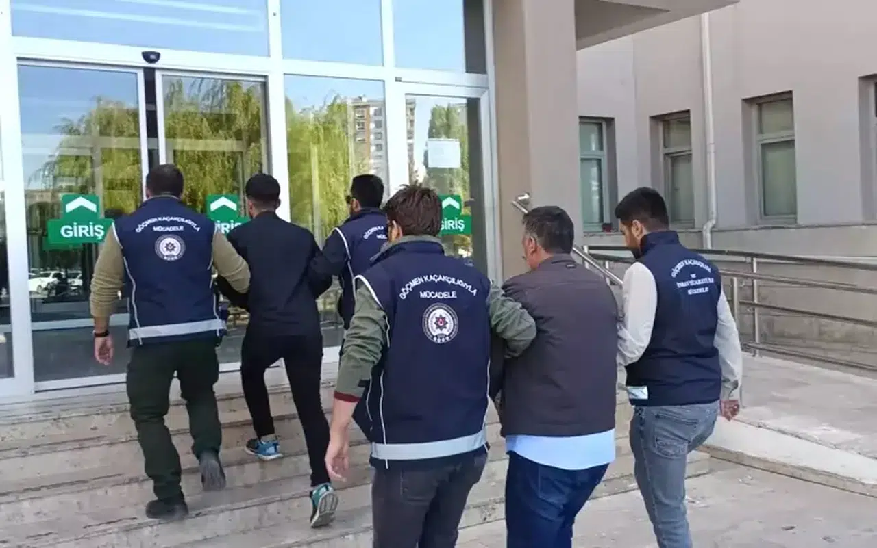 Sivas'ta Yasa Dışı Göçmen Operasyonu: 9 Kaçak Yakalandı