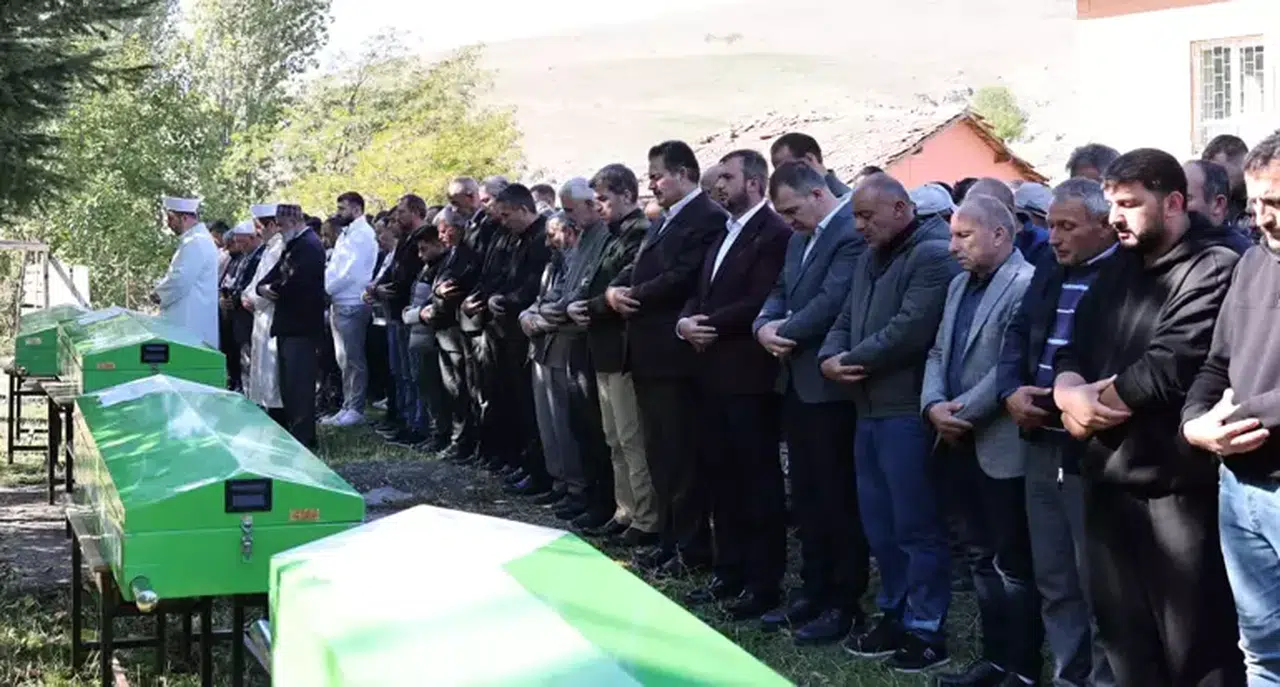 Amasya'da Trafik Kazası: Kardeşler Ve Enişte Son Yolculuğuna Uğurlandı