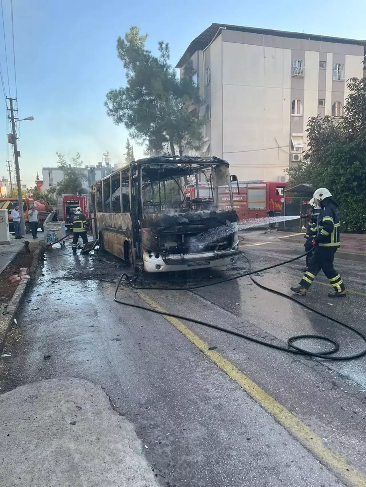 Adana'da Park Halindeki Otobüste Çıkan Yangın Panik Yarattı