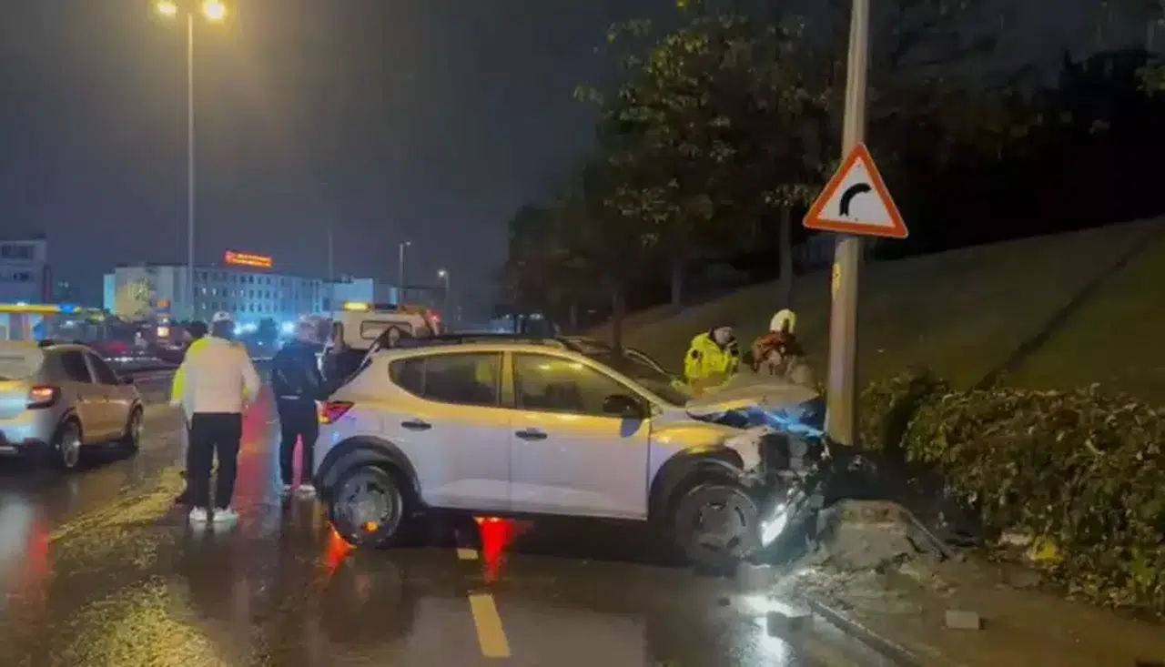 Küçükçekmece'de Yağmurlu Hava Kazası: Araç Aydınlatma Direğine Çarptı