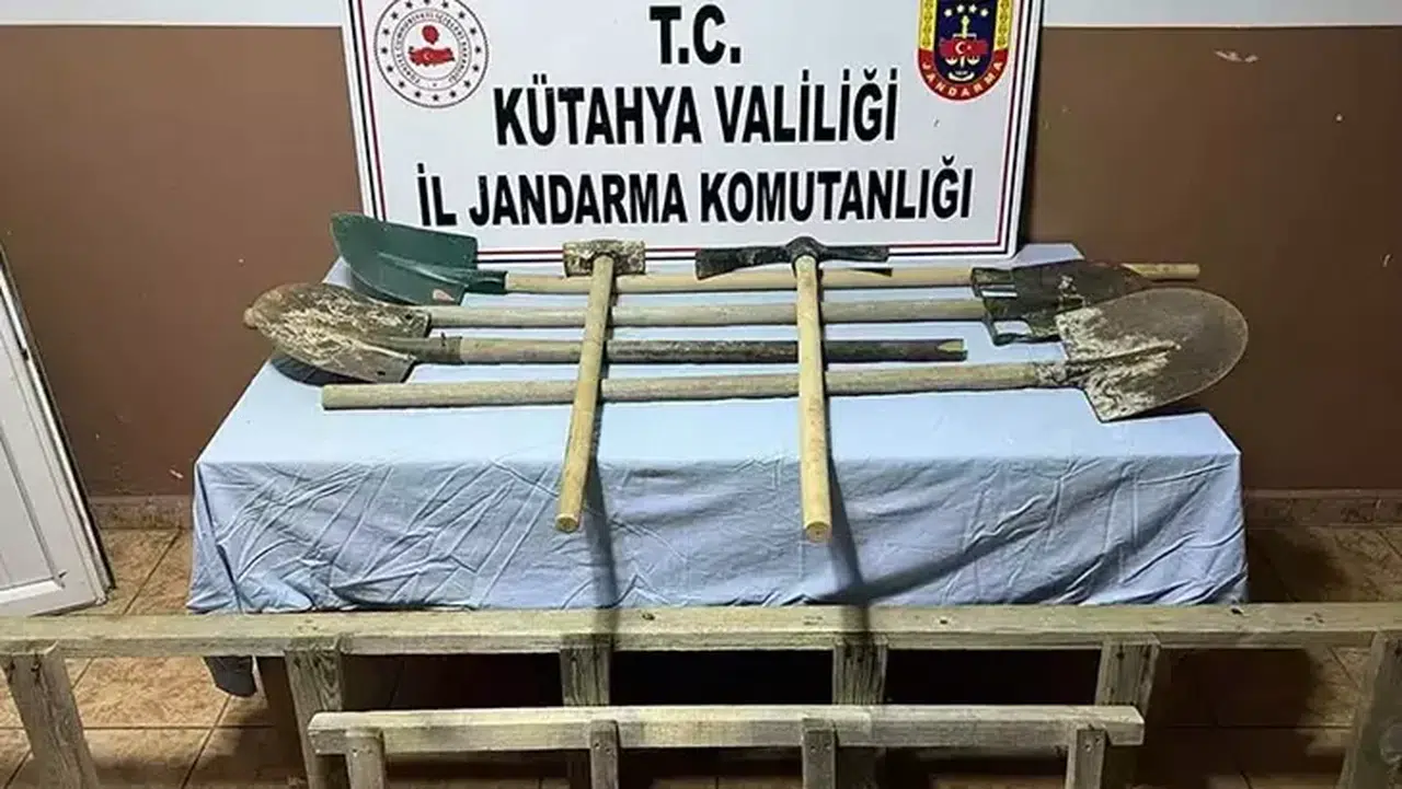 Gediz'de Kaçak Kazı Yapan İki Şüpheli Jandarma Tarafından Yakalandı