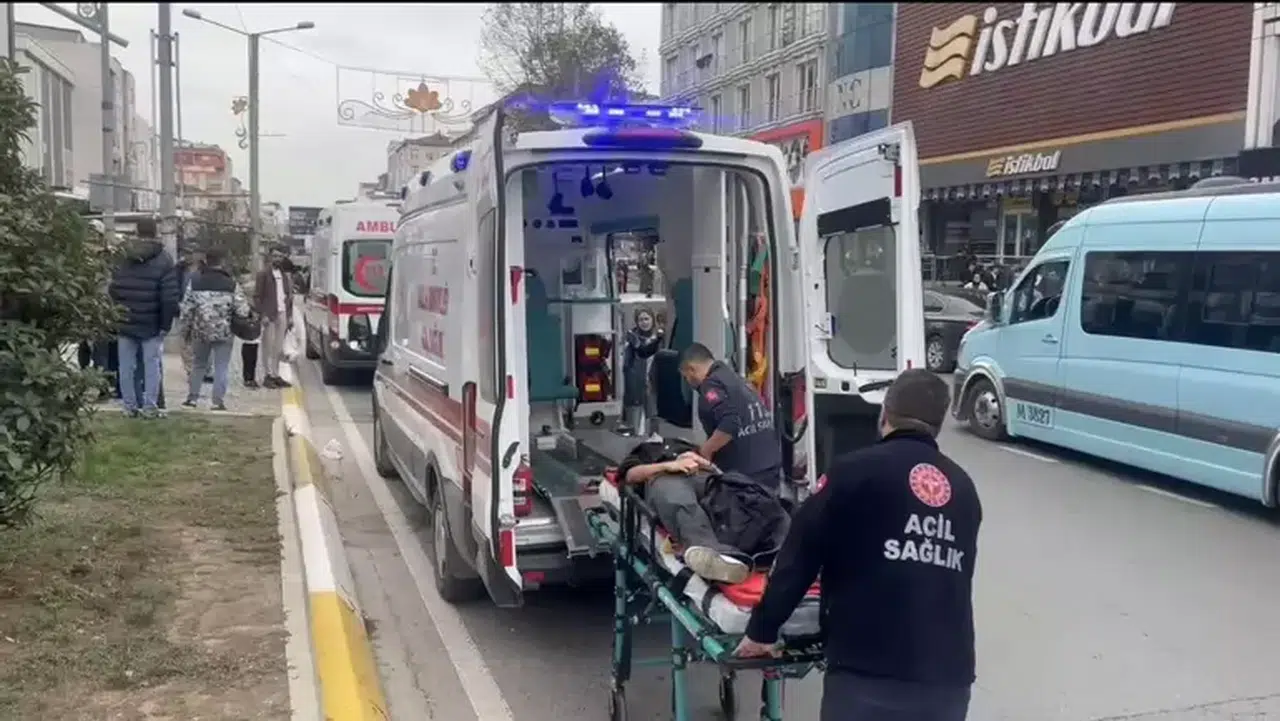 Sultanbeyli'de İki Kardeşe Araç Çarptı, Acil Hastaneye Kaldırıldılar