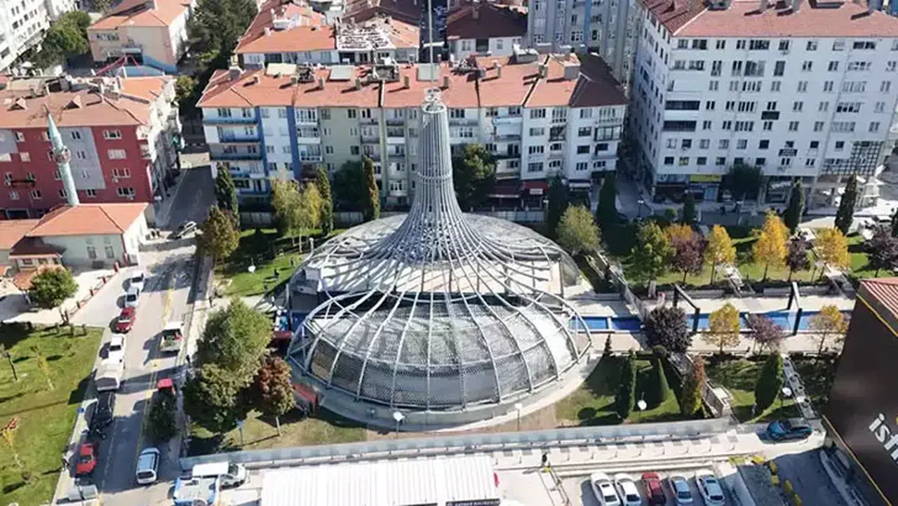 Çorum'da "ucube" sanat galerisi yıkılacak, yerine park inşa edilecek