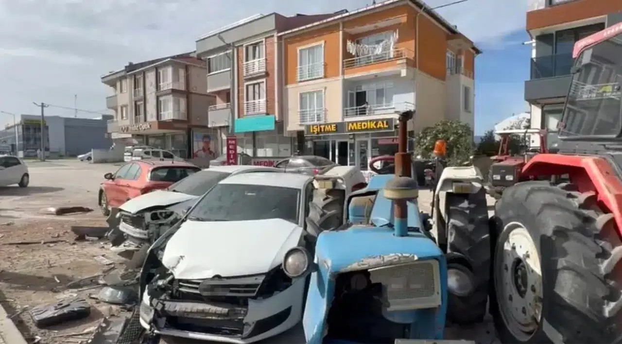 Gönen'de Kontrolden Çıkan Tır, Park Halindeki 8 Araca Çarptı