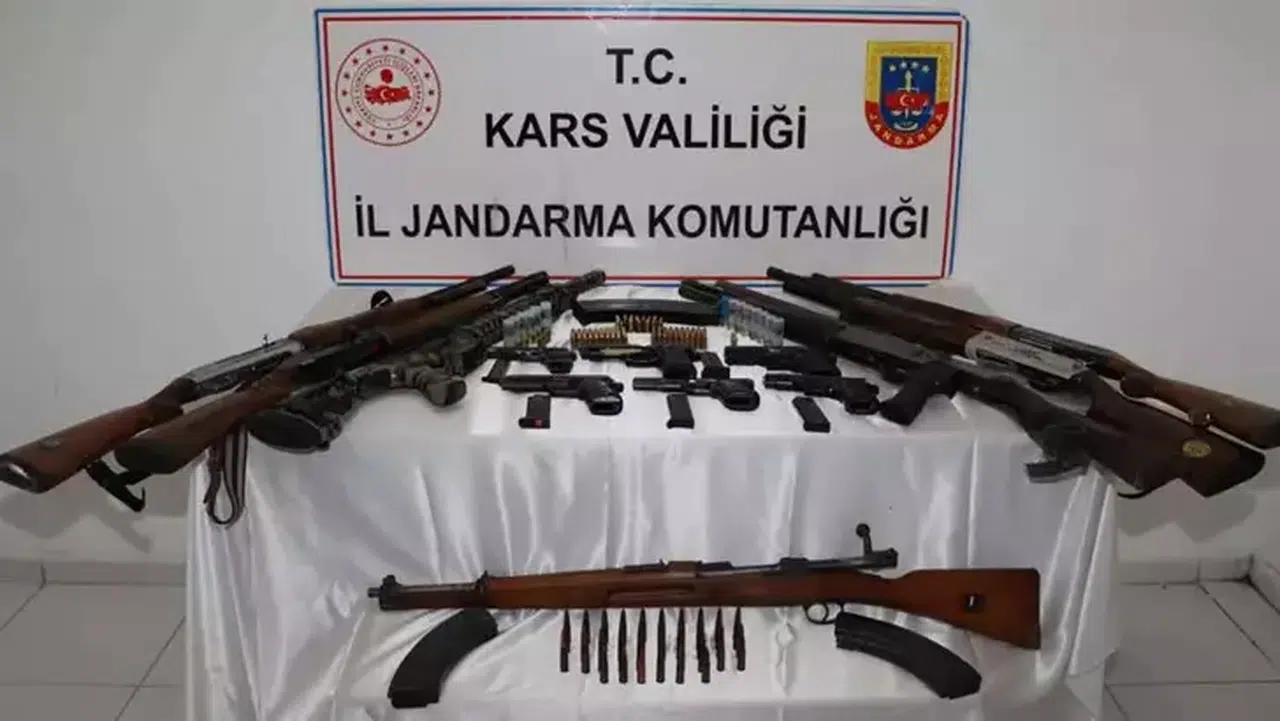 Kars'ta Jandarma Operasyonu: 11 Gözaltı, Tarihi Silahlar Ele Geçirildi