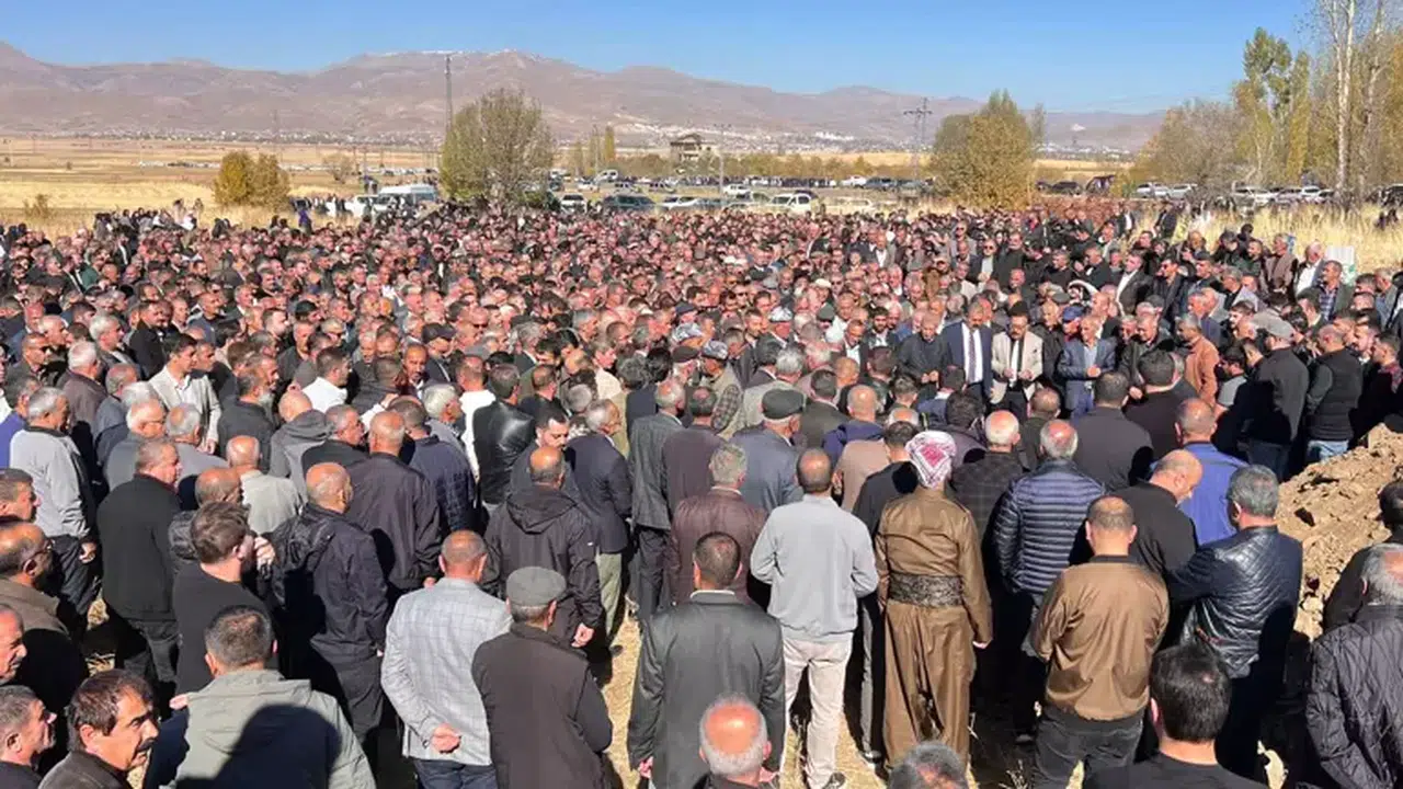 Van'da Tankerle Çarpışan Otomobilde 3 Kişi Hayatını Kaybetti