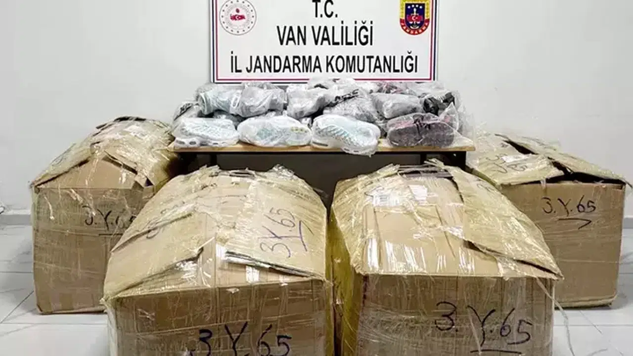 Başkale'de Jandarma, 1.2 Milyon Liralık Kaçak Eşya Ele Geçirdi