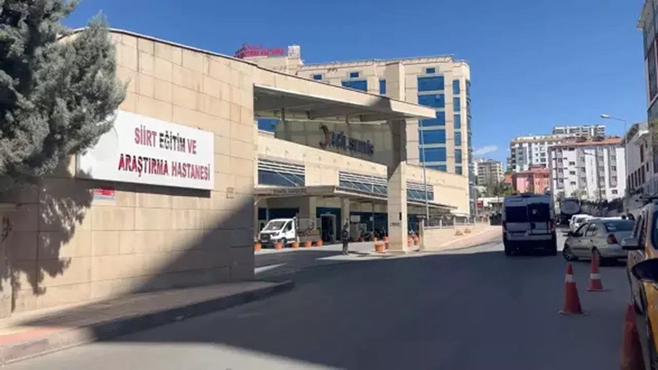 Siirt'te Minibüs ve Ticari Araç Çarpıştı: 12 Kişi Yaralı!