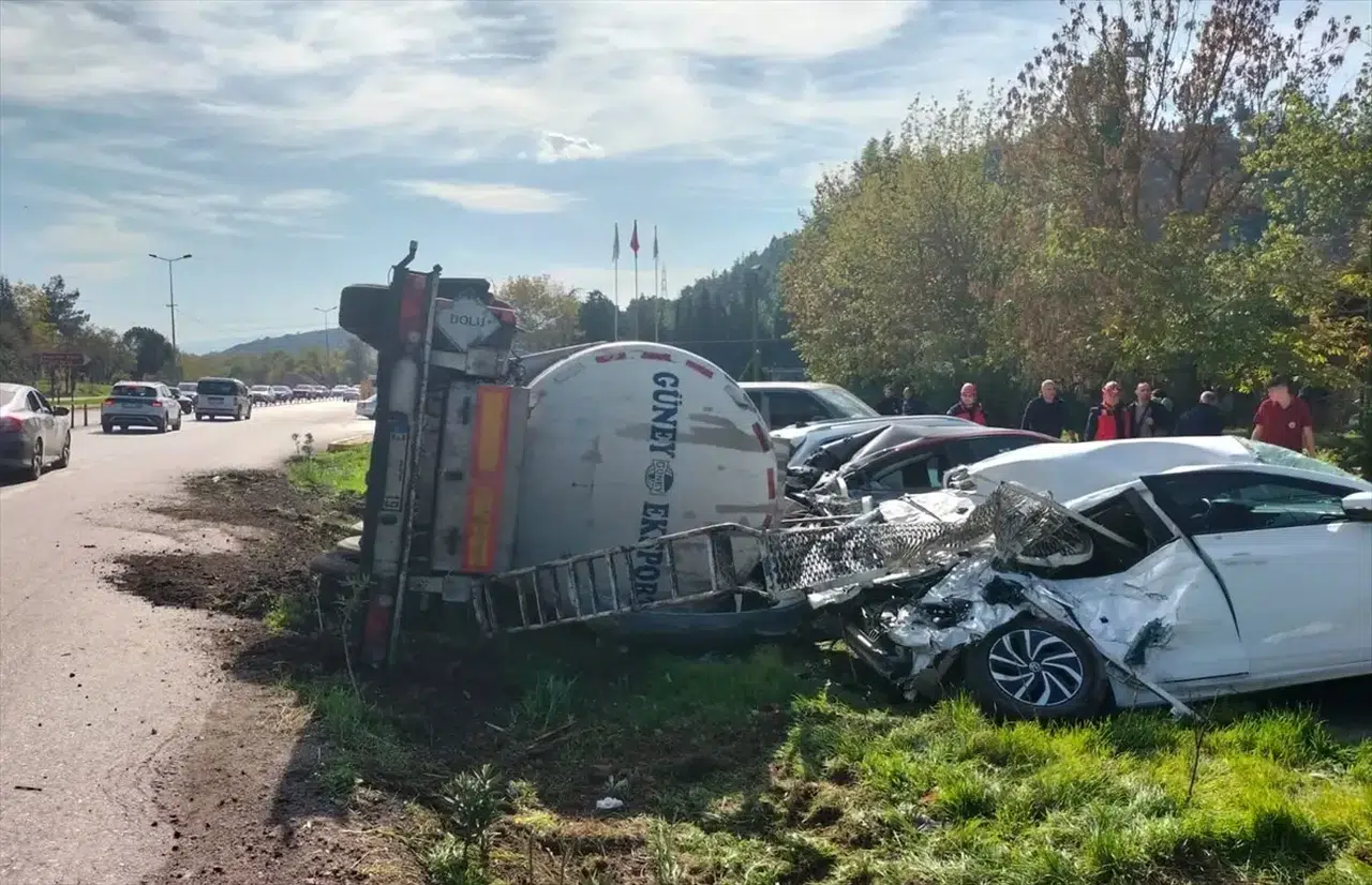 Balıkesir'de Ayçiçeği Yağı Yüklü Tanker Kaza Yaparak Devrildi