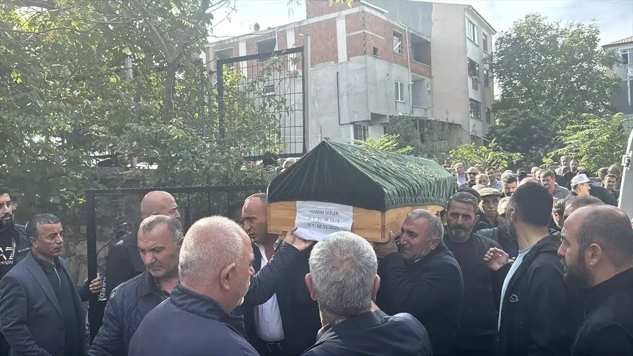 Kocaeli'de Yangında Hayatını Kaybedenlerin Cenazeleri Toprağa Verildi