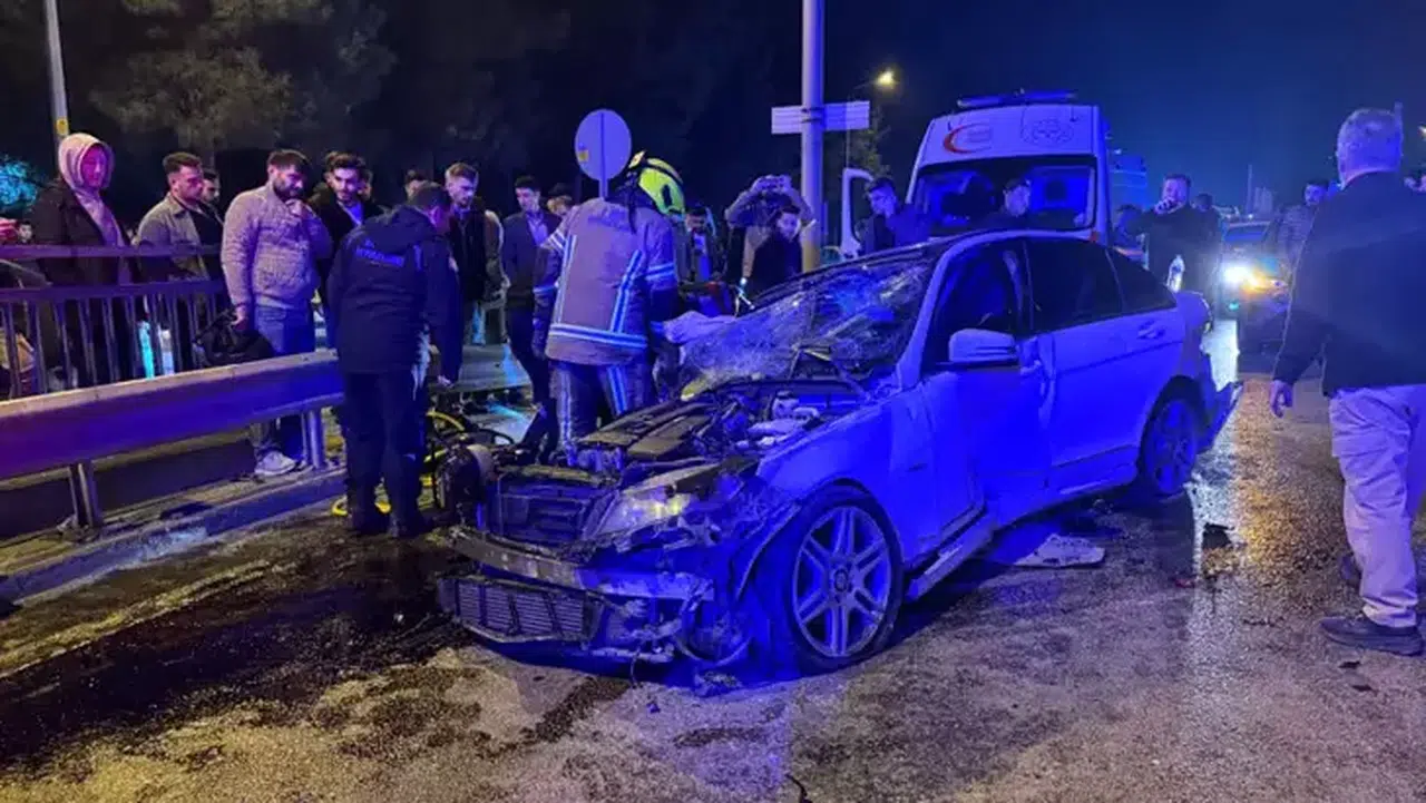 Bursa'da Direğe Çarpan Otomobilde 6 Kişi Yaralandı!