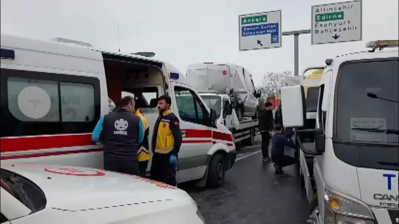 Başakşehir'de Zincirleme Trafik Kazasında 12 Yaralı