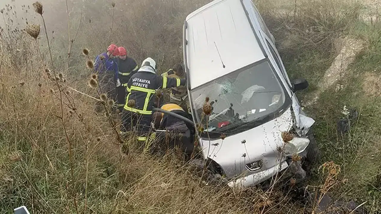 Kütahya'da Trafik Kazası: Hafif Ticari Araç Su Kanalına Uçtu