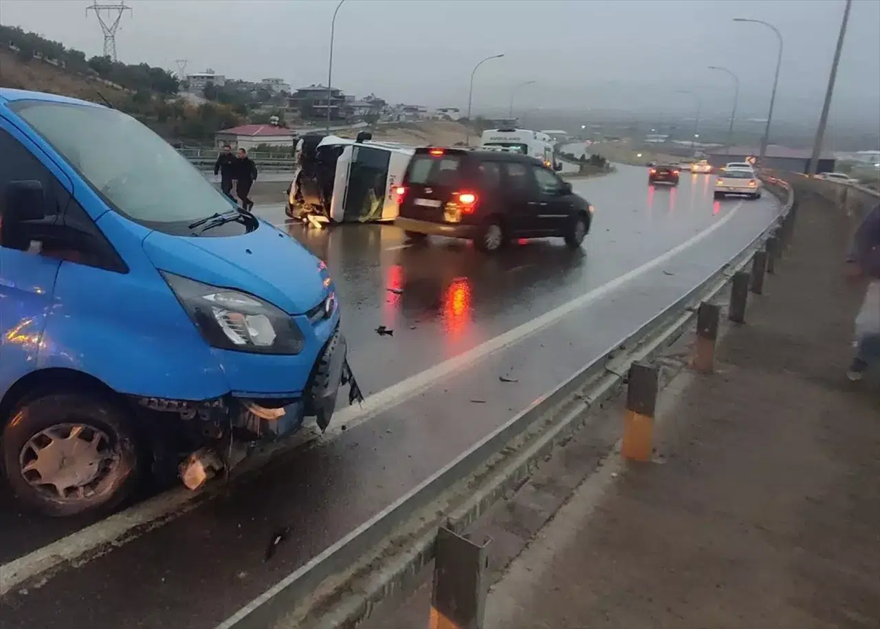 Yağışlar Zincirleme Trafik Kazasına Neden Oldu, 9 Araç Karıştı!