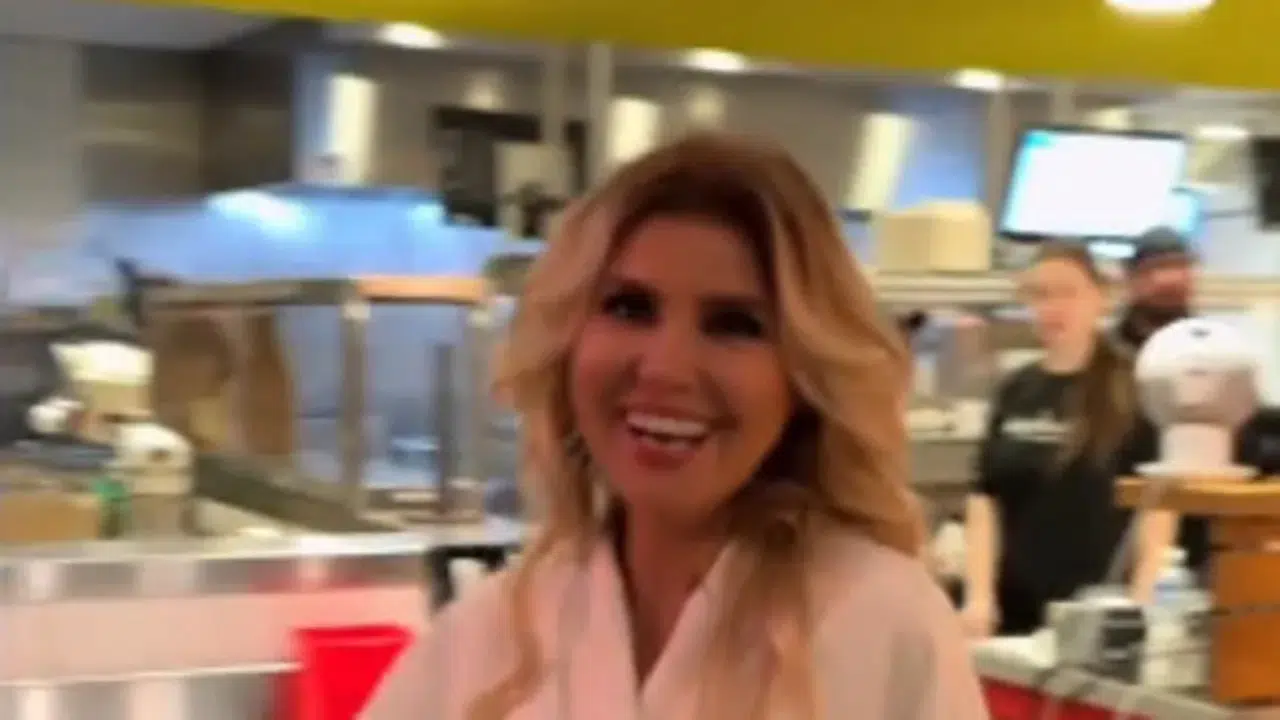 Gülben Ergen'in Bornozla Hamburgerciye Girişi Şaşırttı