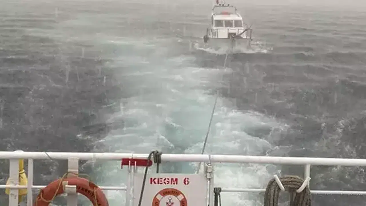 Çanakkale Boğazı'nda Sürüklenen Tekne Acil Müdahale İle Kurtarıldı