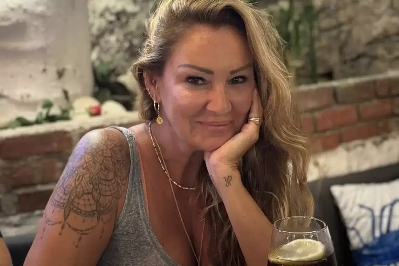 Pınar Altuğ'dan Gençlik Pozuyla Yaş Farkı Tartışmalarına Cesur Yanıt!