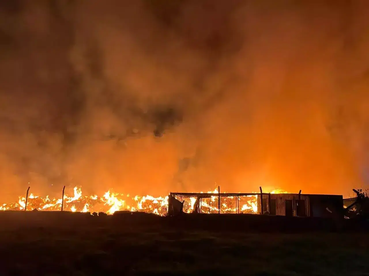 Menemen'de Çöp Depolama Alanında Yangın: Ekipler Hızla Müdahale Etti