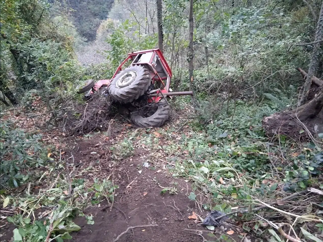 Samsun'da Traktör Devrildi: Sürücü Acil Servis'e Yollandı!