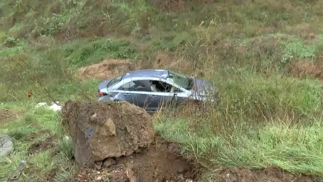 Beşiktaş'ta Yağmur Nedeniyle Kayganlaşan Yolda Kaza: Sürücü Yaralı