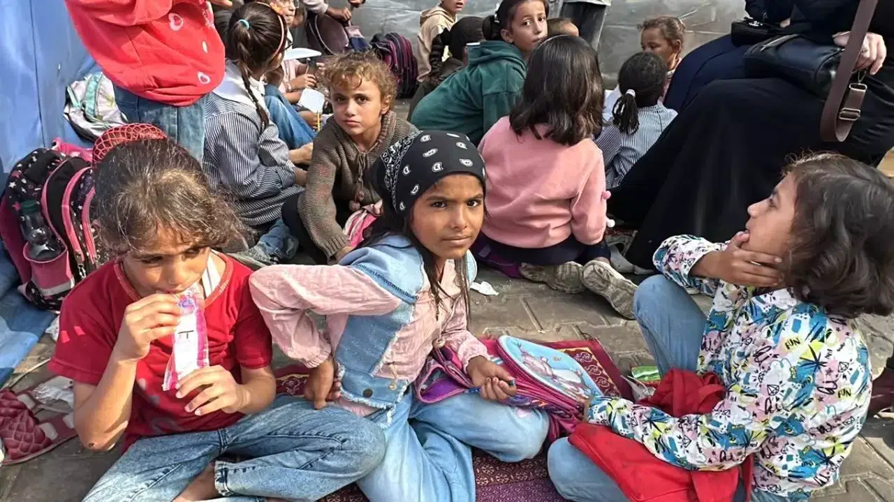 Gazze'de Çocuklar Bombardıman Sonrası Sınıflarına Döndü