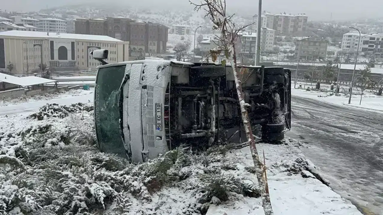 Nevşehir'de Kar Yağışı Nedeniyle Midibüs Devrildi, 14 İşçi Yaralandı!