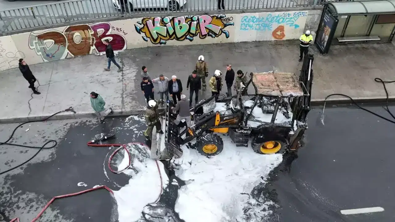 Karayolunda Yangın Felaketi: İş Makinesi Alev Alev Yandı