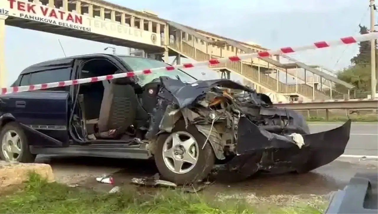 Park Halindeki Tıra Çarpan Araçta Bir Kadın Hayatını Kaybetti