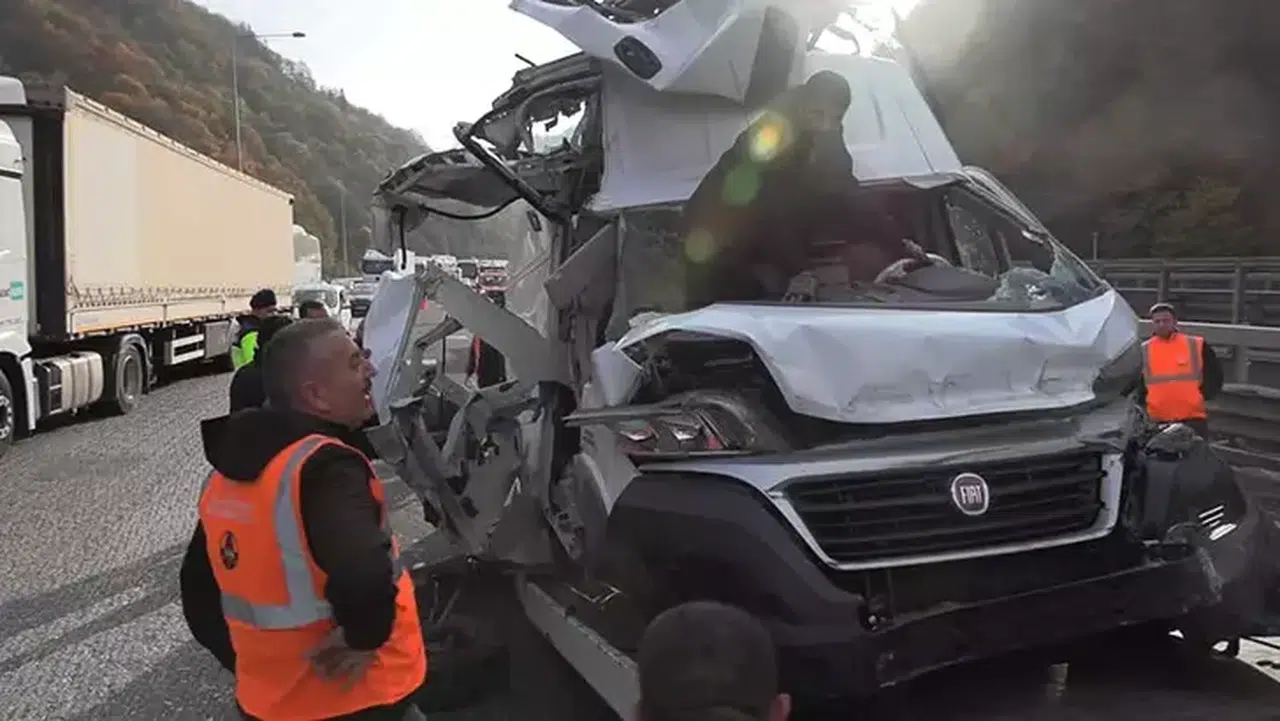 Bolu'da Minibüs, TIR ile Çarpışarak Otobüsün Üzerine Savruldu