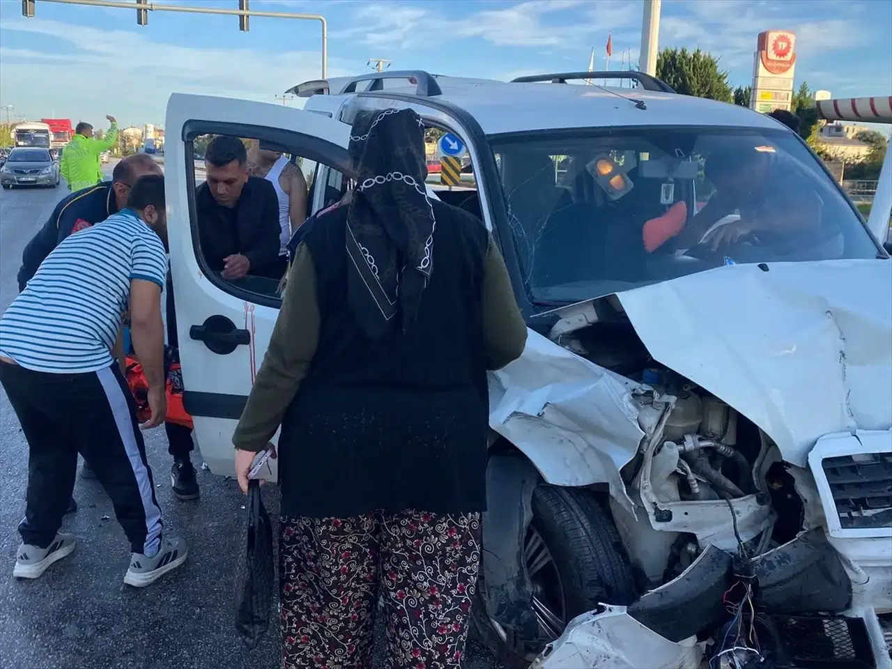 Serik'te Trafik Kazası: 4 Yaralı, Kurtarma Çalışmaları Başlatıldı