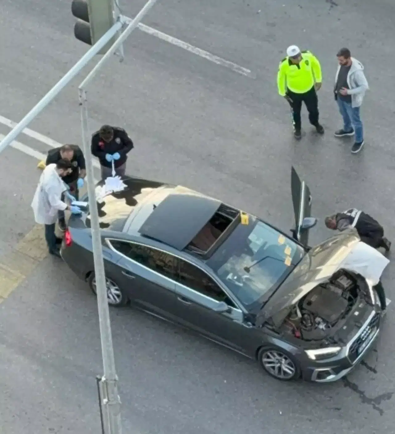 İzmir'de Kan Davası Nedeniyle Araçta Açılan Ateşte Bir Kişi Yaralandı!