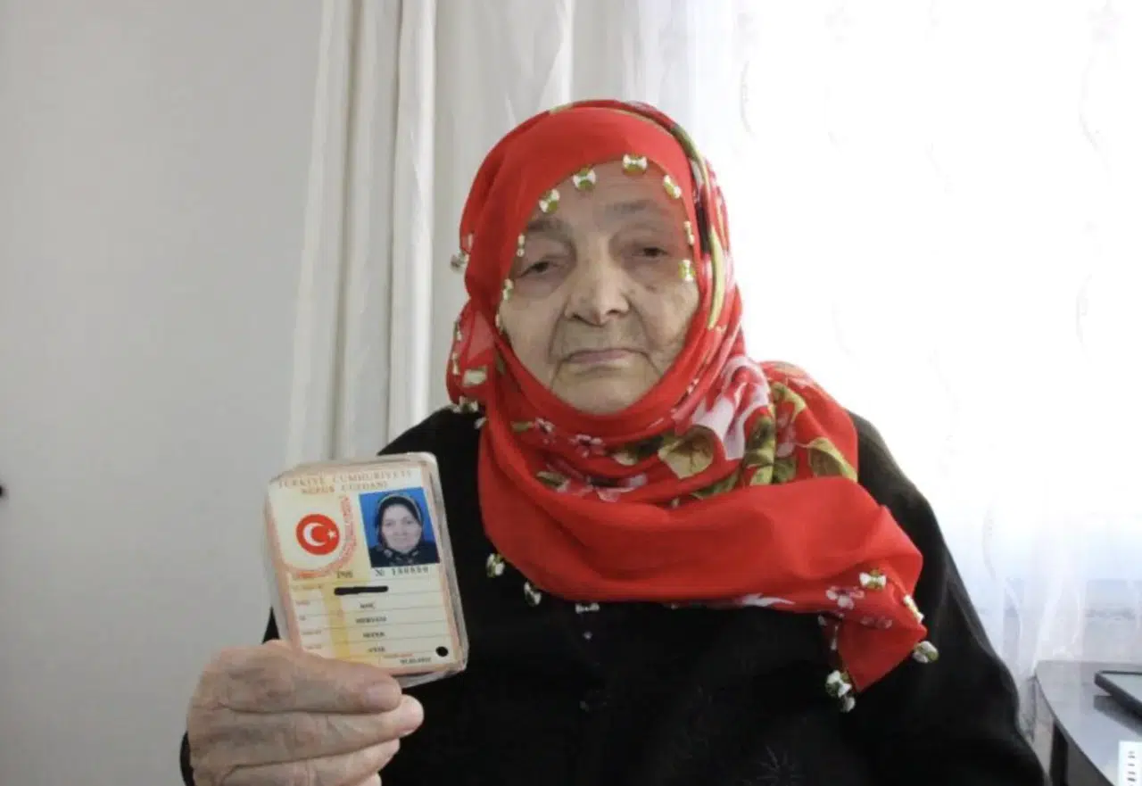 102 Yaşındaki Meryem Koç'a Evde Kimlik Yenileme Hizmeti Sunuldu