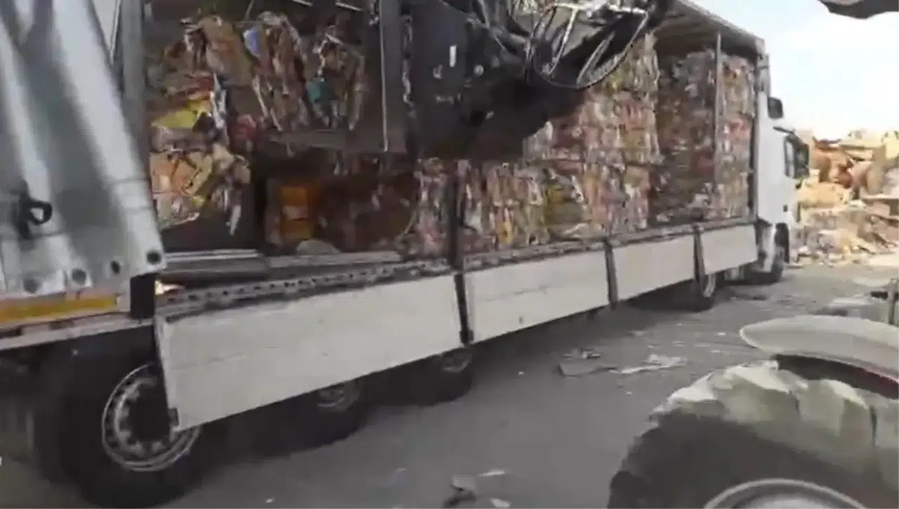 Kayseri'de Atık Kağıtlar Arasında 2 Bin Paket Kaçak Sigara Yakalandı