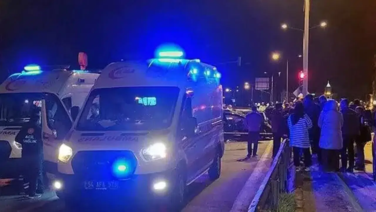 Sakarya'da Trafik Kazası: 1 Ölü, 3 Yaralı, Sürücü Hatası Tartışılıyor!
