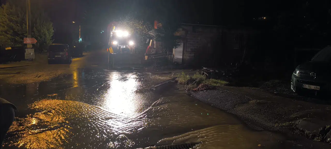 Arsin'de Yağışlar Toprak Kaymalarına ve Ulaşım Sorunlarına Neden Oldu