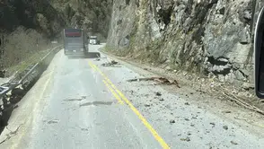 Uzungöl Yolunda Kaya Düşmesi Trafik Akışını Olumsuz Etkiledi