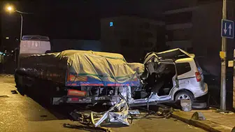 Sultanbeyli'de Polisle Kaçan Araç TIR'a Çarptı: 1 Ölü, 2 Yaralı