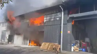 Beylikdüzü'nde Ahşap Fabrikasında Büyük Yangın Paniği!