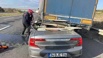 Ceyhan'da TIR'a Çarpan Otomobilde Sürücü Hayatını Kaybetti