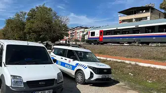 Cesur Büyükanne Torununu Kurtarmak İçin Trenin Altında Kaldı!