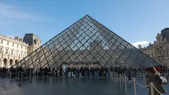 Louvre Müzesi'nde Ulaşılamaz Olan Tarihi Eserler Hedef Alındı!