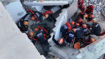 Gebze'de Bina Çökmesi: 5 Kişilik Aile Kurtarılmaya Çalışılıyor