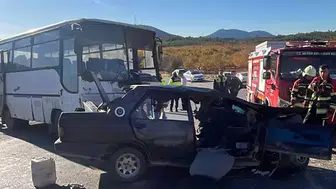 Mersin'de Tarım İşçilerini Taşıyan Midibüs İle Otomobil Çarpıştı